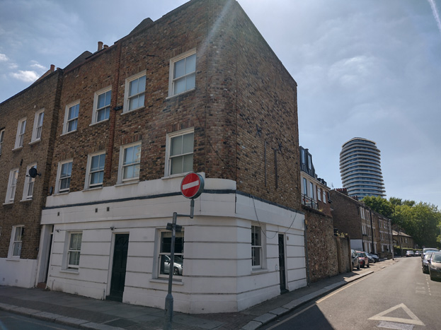 Fig: 42: The taller group to the south of Battersea High Street is bookended by an attractive pair of townhouses