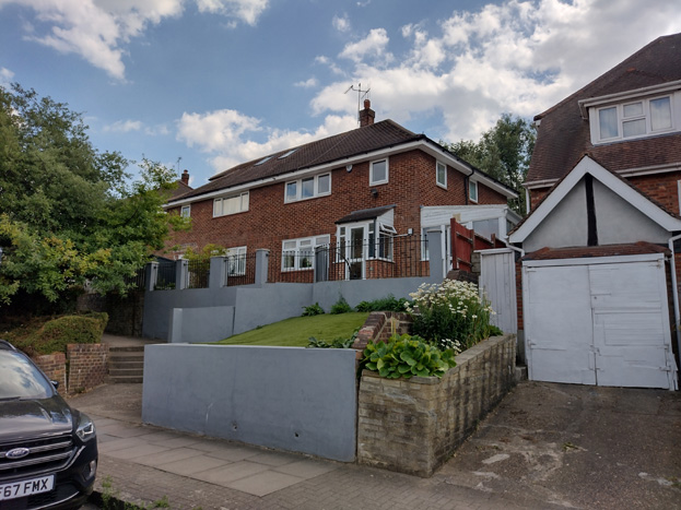 Fig. 34: 1940s infill development similar to that at Girdwood Road - the rendered and painted wall is overbearing to the streetscape